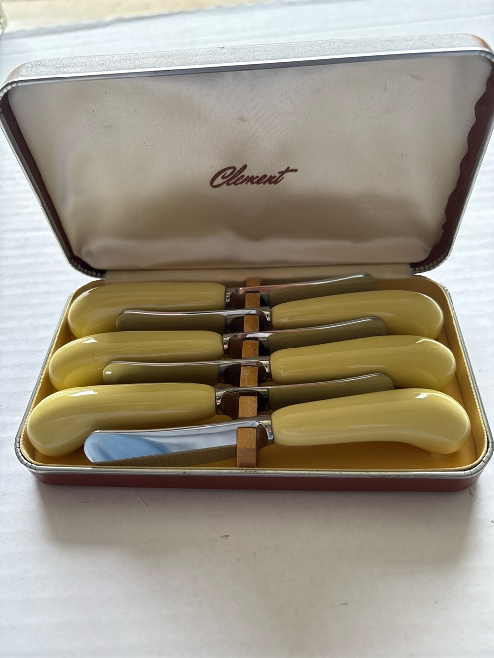 Clement Butter or Desert Knives Yellow Spreaders — 6-Piece Butter/Desert Set
